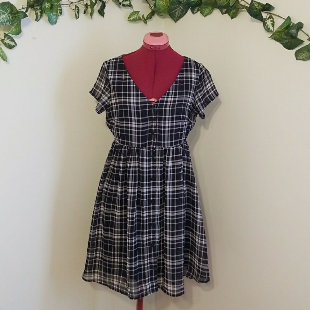 Old Navy back and white plaid dress